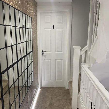 Air Conditioned Modern Double Bed Room With Private Attached Bathroom - Free Parking - Near London Heathrow Airport & Southall Broadway 외부 사진