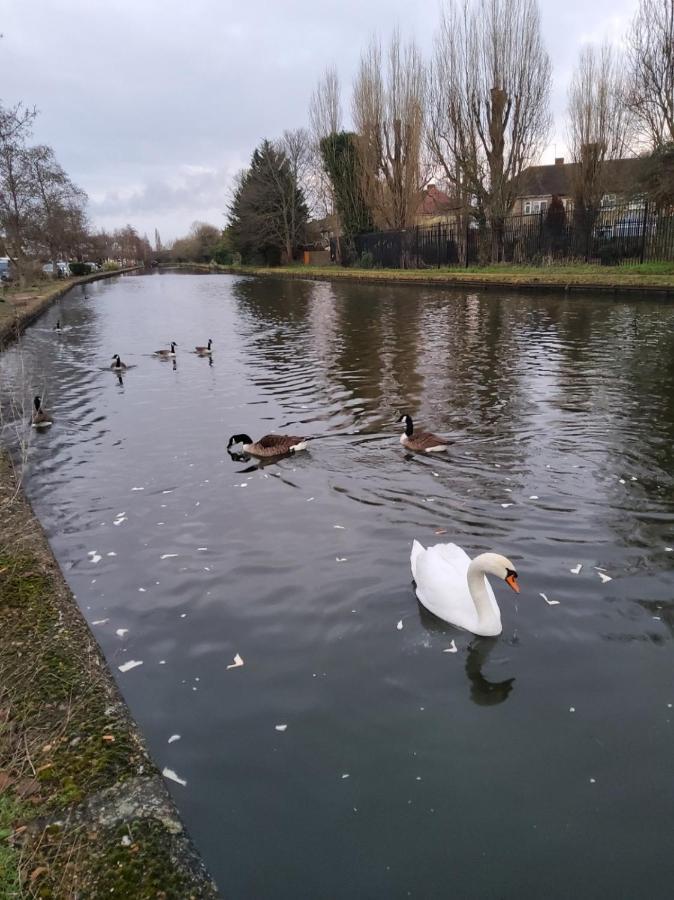 Air Conditioned Modern Double Bed Room With Private Attached Bathroom - Free Parking - Near London Heathrow Airport & Southall Broadway 외부 사진