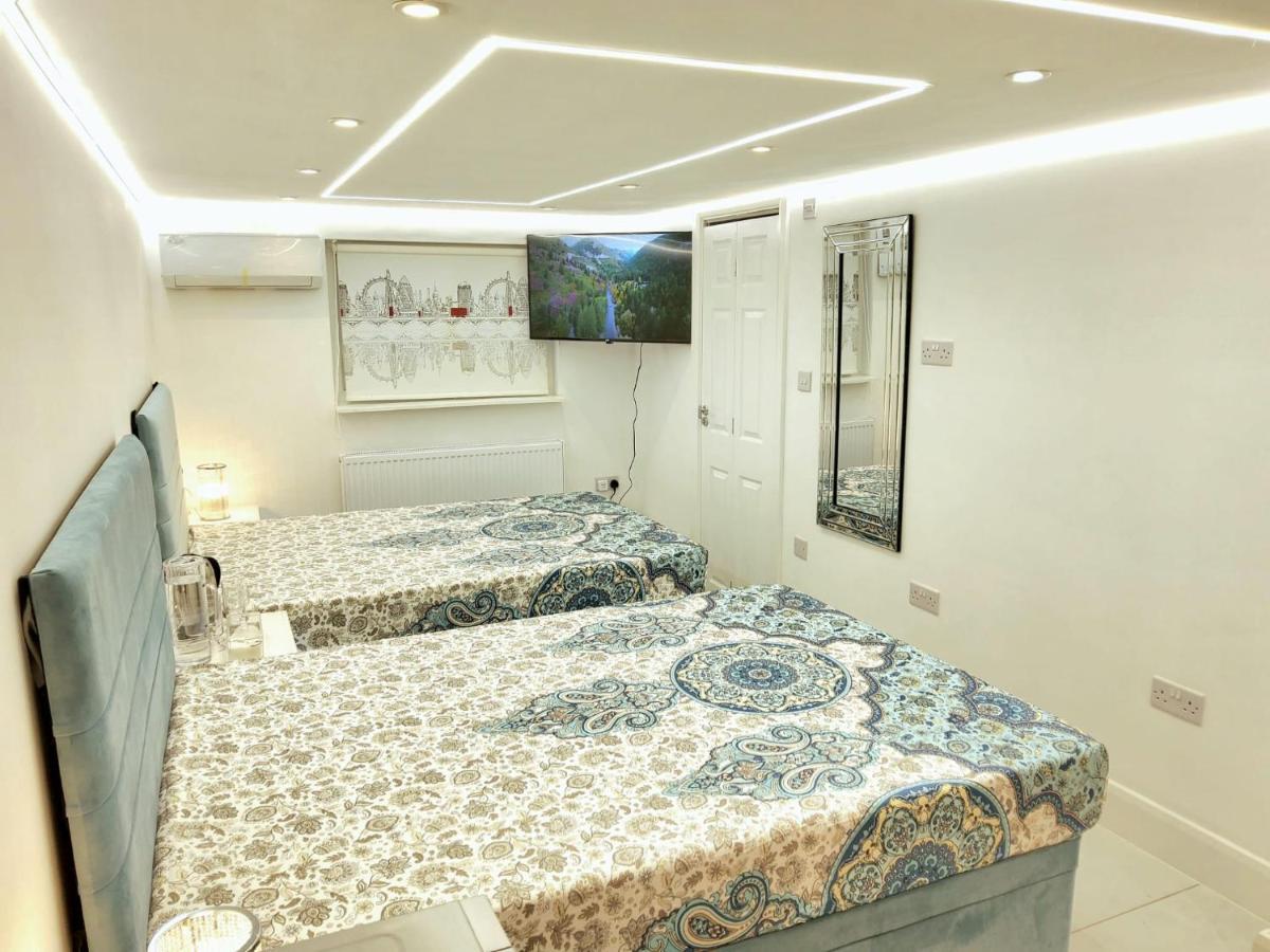 Air Conditioned Modern Double Bed Room With Private Attached Bathroom - Free Parking - Near London Heathrow Airport & Southall Broadway 외부 사진