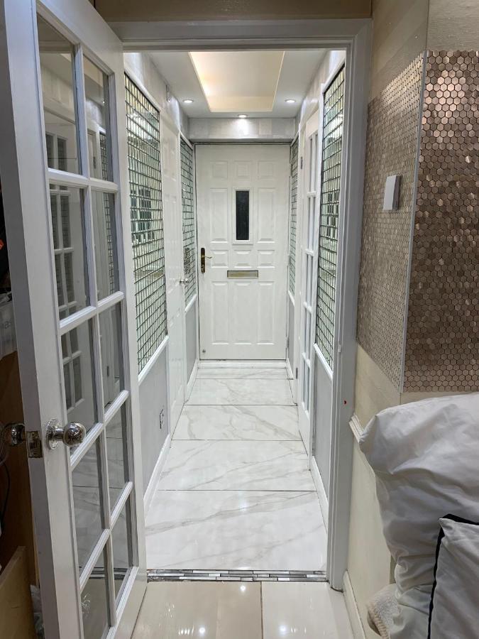 Air Conditioned Modern Double Bed Room With Private Attached Bathroom - Free Parking - Near London Heathrow Airport & Southall Broadway 외부 사진
