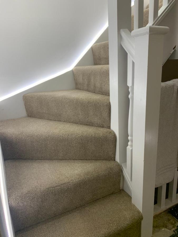 Air Conditioned Modern Double Bed Room With Private Attached Bathroom - Free Parking - Near London Heathrow Airport & Southall Broadway 외부 사진