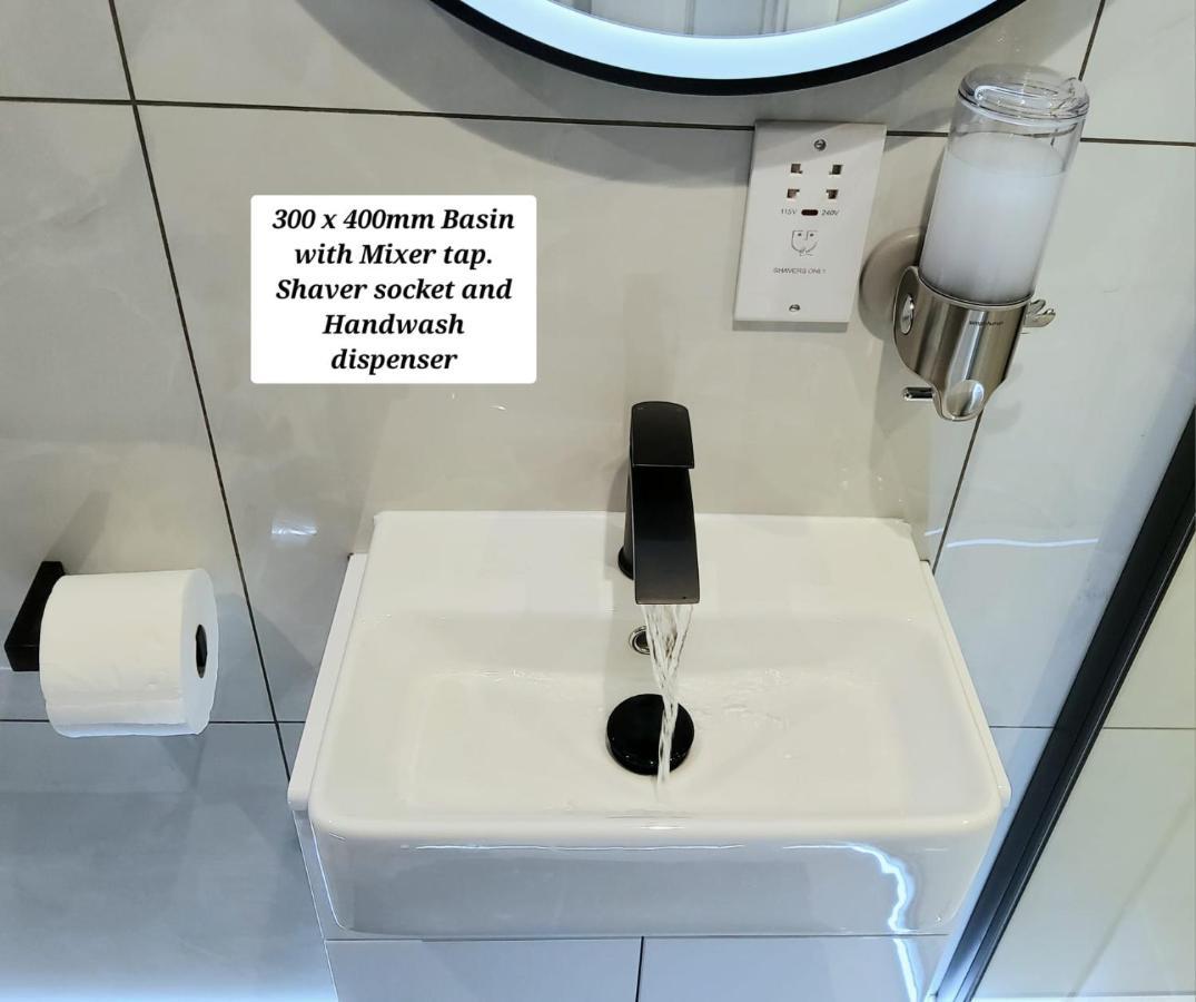 Air Conditioned Modern Double Bed Room With Private Attached Bathroom - Free Parking - Near London Heathrow Airport & Southall Broadway 외부 사진