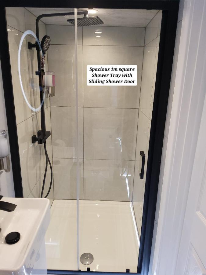 Air Conditioned Modern Double Bed Room With Private Attached Bathroom - Free Parking - Near London Heathrow Airport & Southall Broadway 외부 사진