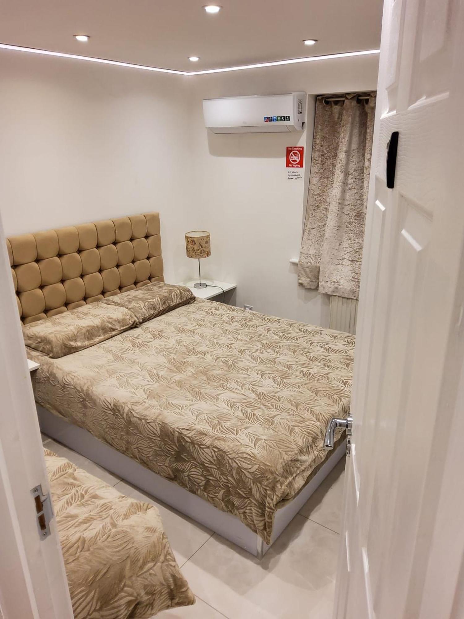 Air Conditioned Modern Double Bed Room With Private Attached Bathroom - Free Parking - Near London Heathrow Airport & Southall Broadway 외부 사진