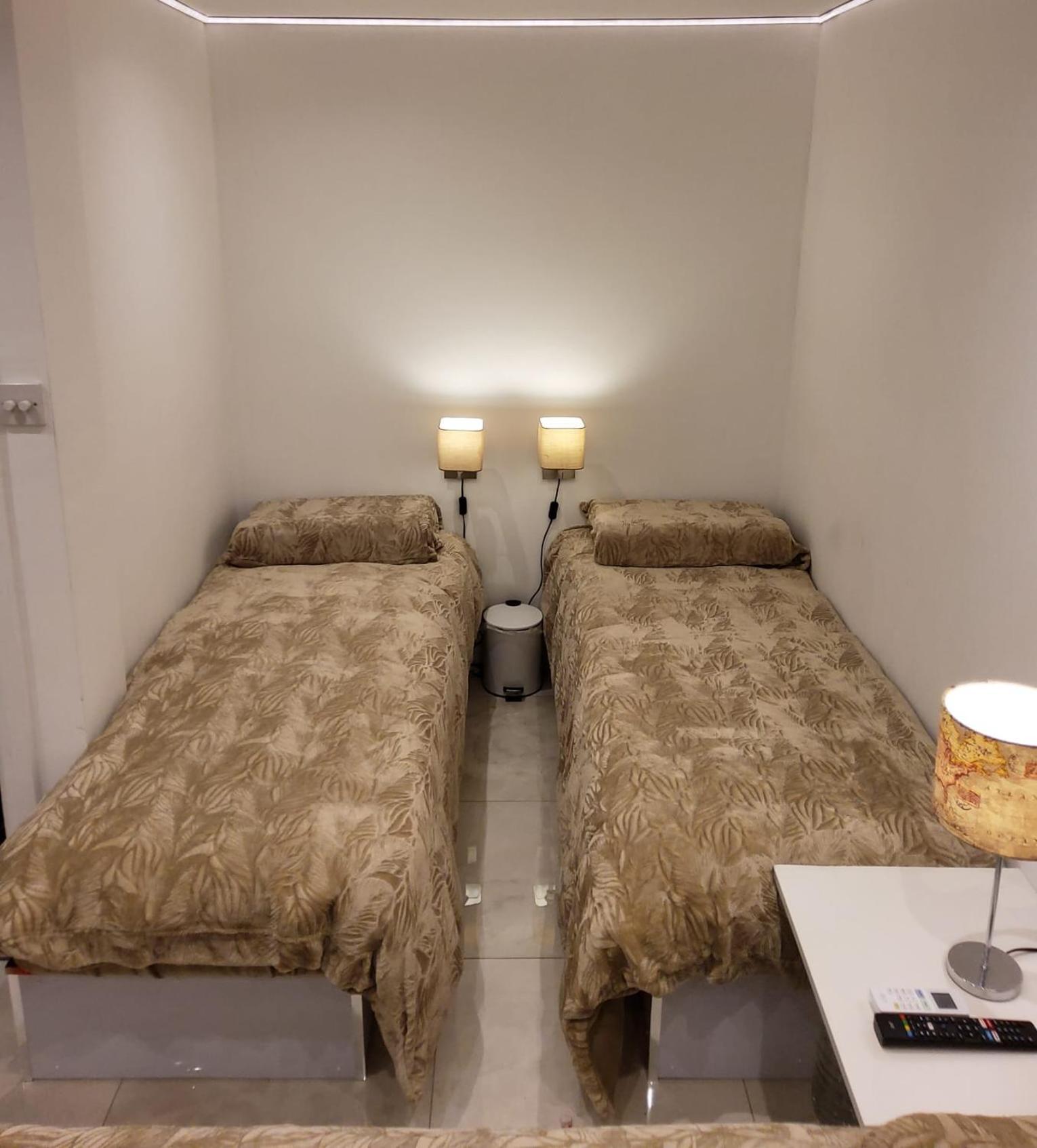 Air Conditioned Modern Double Bed Room With Private Attached Bathroom - Free Parking - Near London Heathrow Airport & Southall Broadway 외부 사진