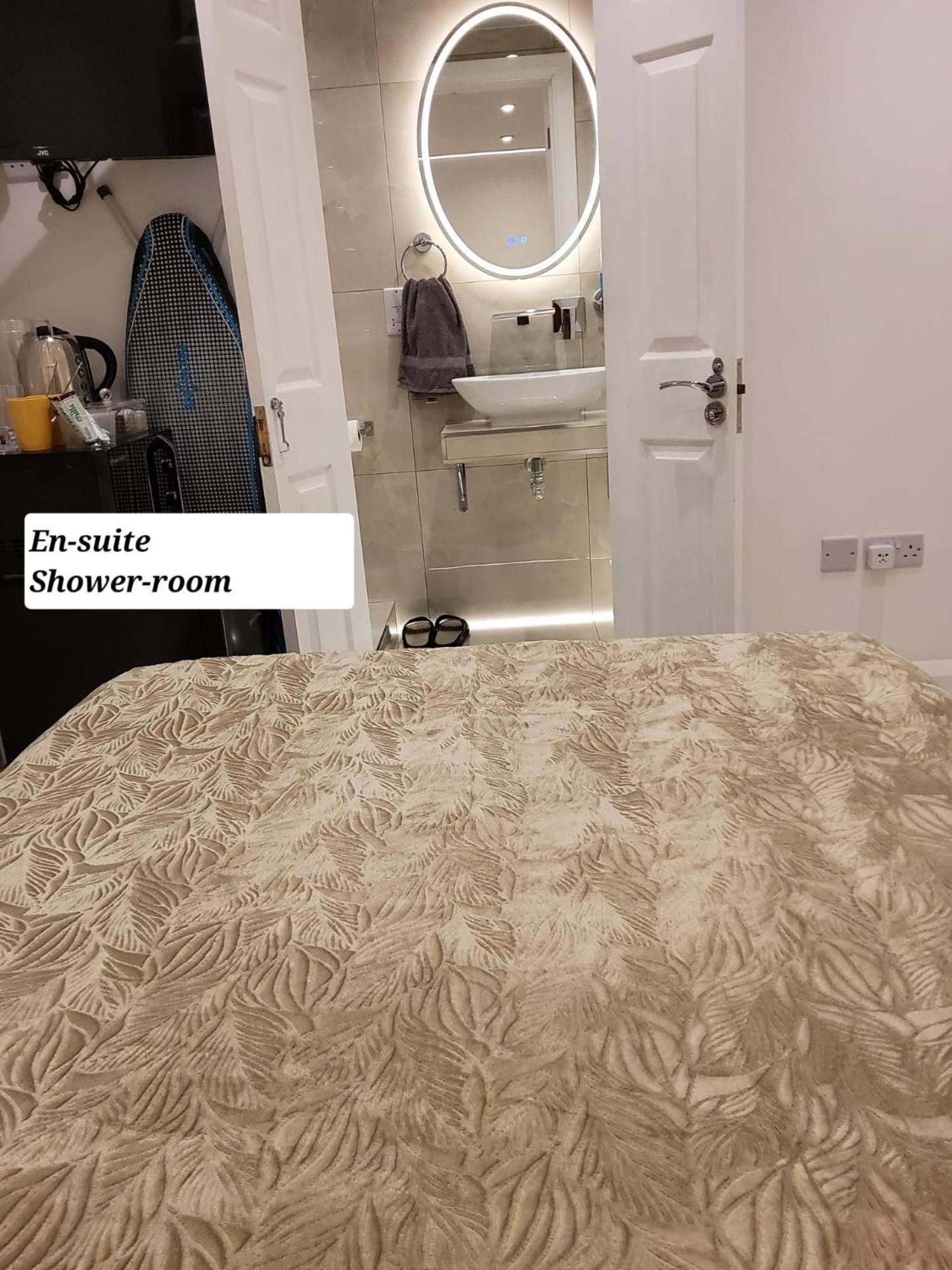 Air Conditioned Modern Double Bed Room With Private Attached Bathroom - Free Parking - Near London Heathrow Airport & Southall Broadway 외부 사진