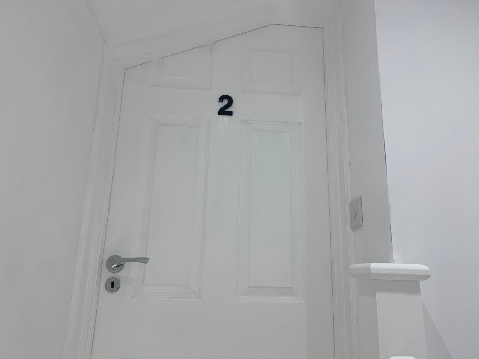 Air Conditioned Modern Double Bed Room With Private Attached Bathroom - Free Parking - Near London Heathrow Airport & Southall Broadway 외부 사진