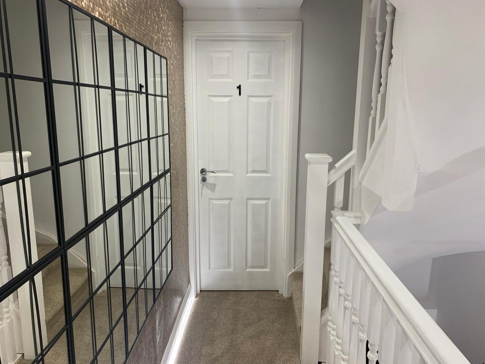 Air Conditioned Modern Double Bed Room With Private Attached Bathroom - Free Parking - Near London Heathrow Airport & Southall Broadway 외부 사진